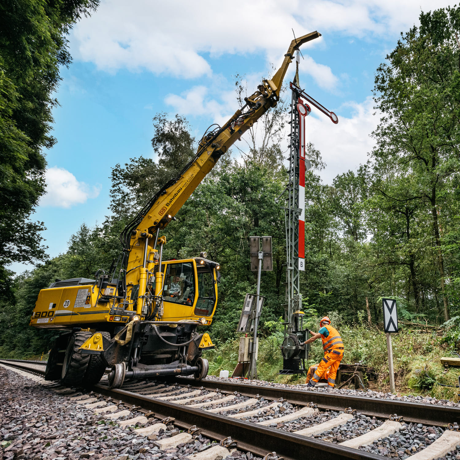 Zwei-Wege-Fahrzeug und Techniker bei Bauarbeiten an einem Signalmast |DS Bahnbau Bad Bevensen