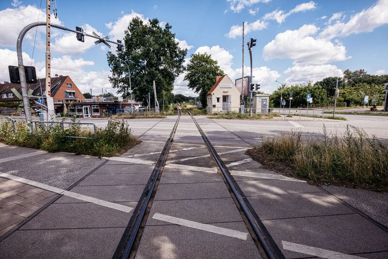 Beschrankter Bahnübergang im Straßenverkehr in bewohntem Gebiet | DS Bahnbau Bad Bevensen