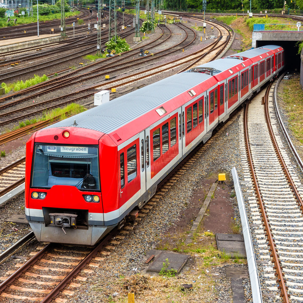 Hamburger S-Bahn bei Tunnelausfahrt | DS Bahnbau Bad Bevensen