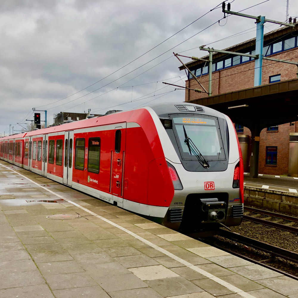 Hamburger S-Bahn bei Einfahrt in den Bahnhof | DS Bahnbau Bad Bevensen