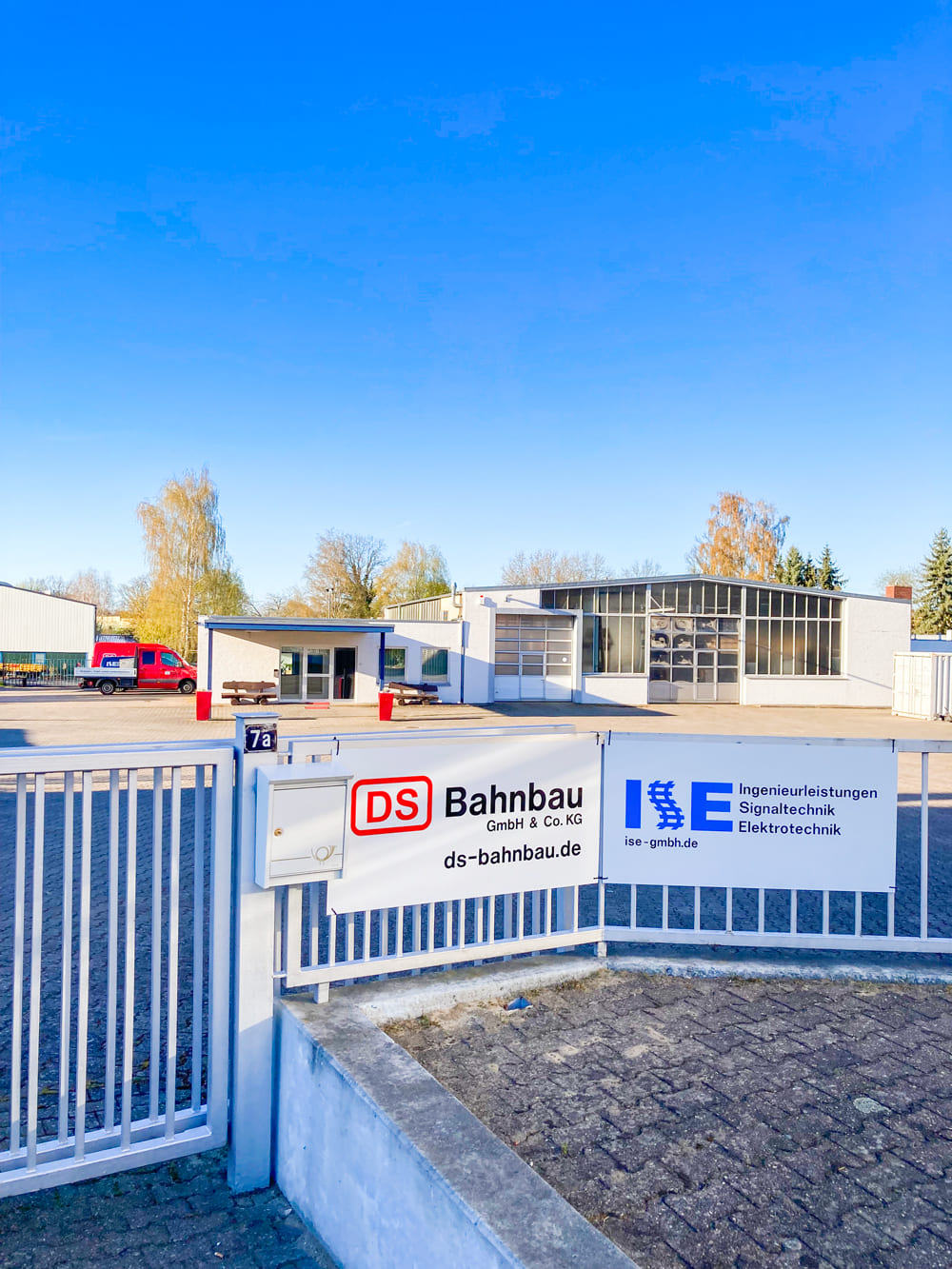 Weißes Haus mit rotem Ziegeldach – Firmensitz der Unternehmen DS Bahnbau und ISE Signaltechnik in Bad Bevensen